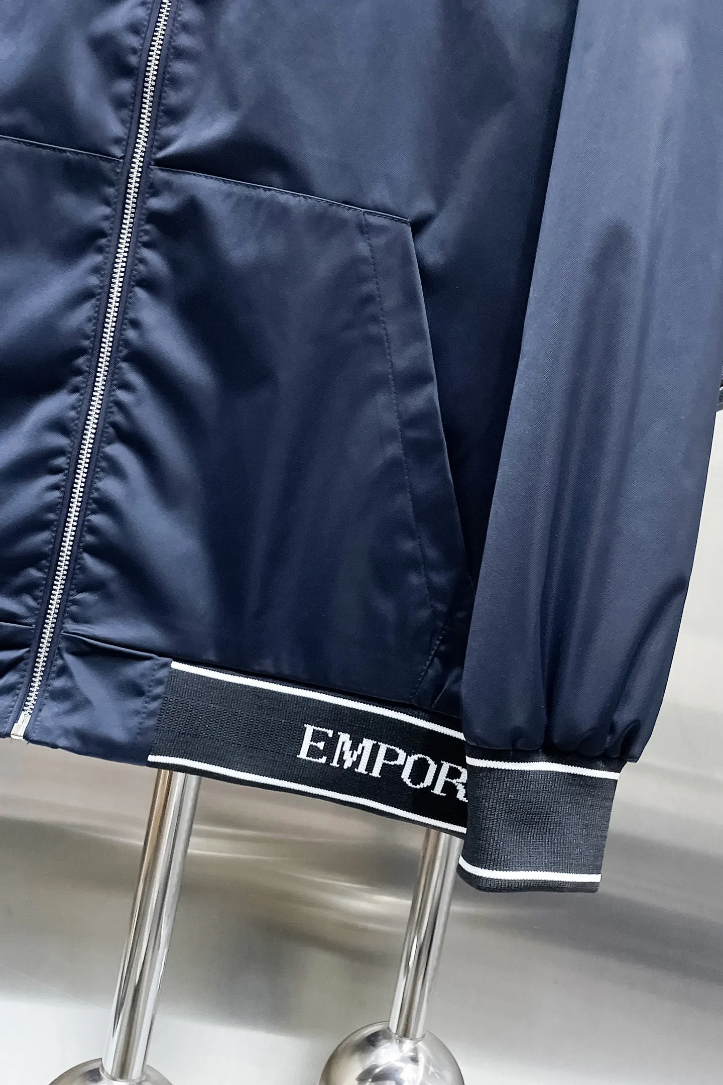 Armani official website Same Style, complete with three labels, on sale in advance. 2026 Autumn and Winter New Arrival men's jacket, Original with complete three labels, Premium version. Custom-made fabrics at the counter. Breathable, high comfort, impeccable details, brand element design concept, reflecting high quality. It feels delicate and soft, presents a casual cut, and has a great upper body shape. Sizes: M～3XL,